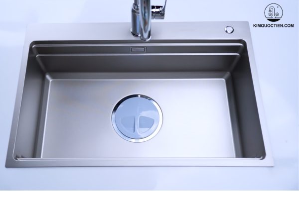 LIRA NJ560D có thể lắp đặt theo kiểu dương trên mặt đá, với đường nét mềm mại và thanh lịch, phù hợp với mọi không gian bếp