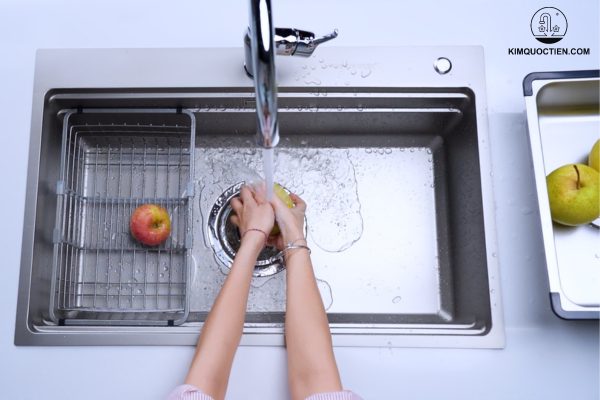 Lòng chậu LIRA NJ560D được thiết kế sâu nhằm tăng dung tích chứa đồng thời hạn chế tình trạng bắn nước ra ngoài