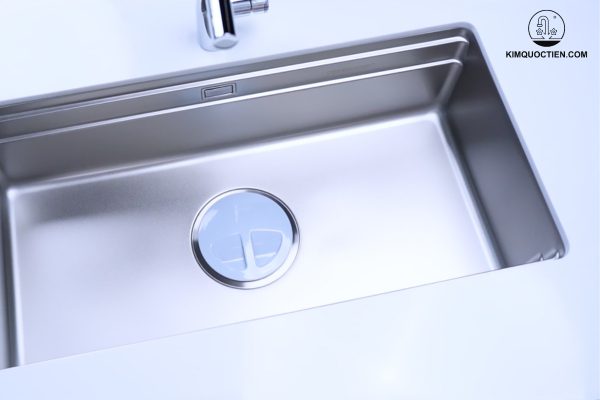 Chậu được thiết kế 1 hộc rộng, lắp âm với đường nét mềm mại và thanh lịch, phù hợp với nhiều không gian bếp khác nhau