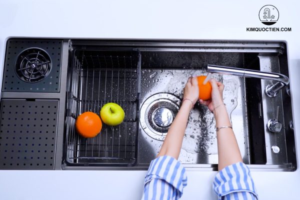 Chậu rửa đi kèm nhiều phụ kiện bếp tiện ích như khay rửa, giá đỡ, giúp công việc bếp núc trở nên thuận tiện hơn