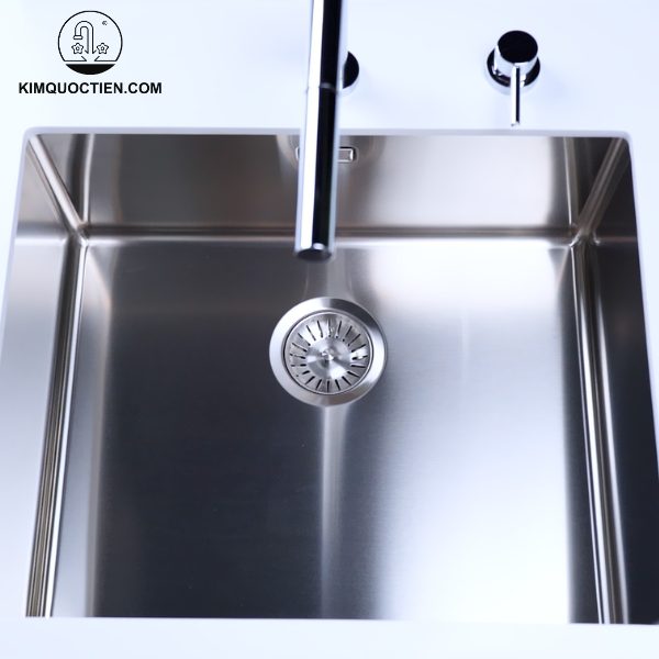 Bề mặt chậu được phủ lớp SATINPLUS sáng bóng, dễ dàng vệ sinh và mang lại vẻ đẹp sang trọng cho căn bếp