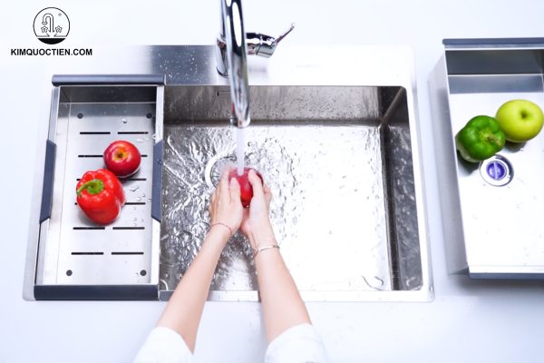 Chậu rửa bát NT675T được trang bị thêm các phụ kiện tiện ích như thớt nhựa, rổ đựng và khay