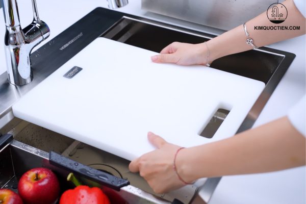 Thiết kế gờ hạ bậc Slide trượt thông minh, cho phép các phụ kiện di chuyển dễ dàng, giúp tối ưu hóa không gian và hiệu quả sử dụng.