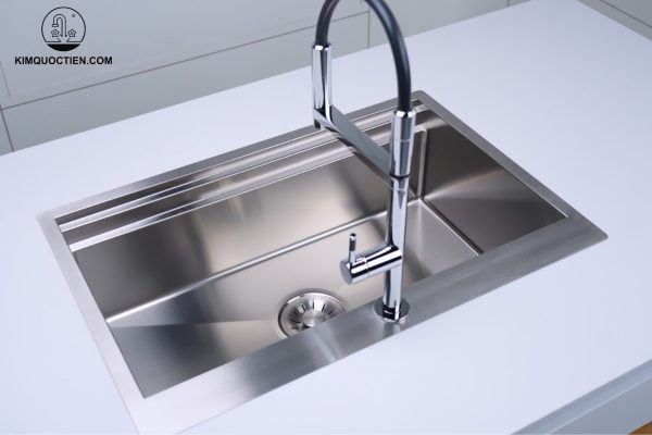 Chậu được sản xuất từ chất liệu tiêu chuẩn AISI 18/10 với độ bền vượt trội, đảm bảo tính thẩm mỹ và an toàn trong suốt thời gian sử dụng