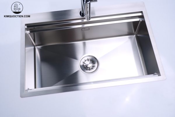 Các góc chậu được thiết kế bo tròn nhằm hạn chế bám bản, giúp việc vệ sinh chậu được dễ dàng và thuận tiện hơn