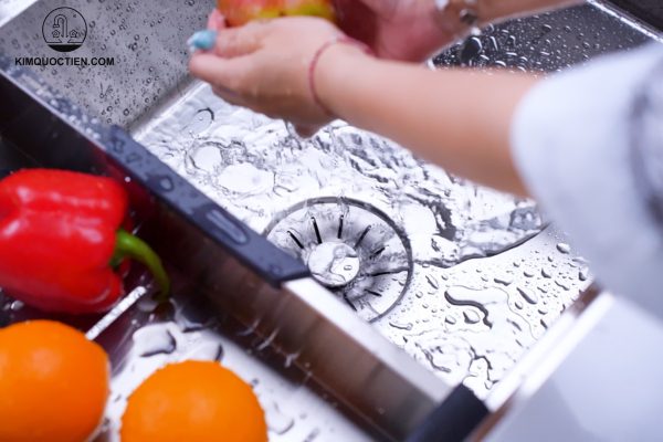 Lỗ thoát tràn được thiết kế liền mạch với bề mặt chậu, tăng tính thẩm mỹ và an toàn hơn khi sử dụng