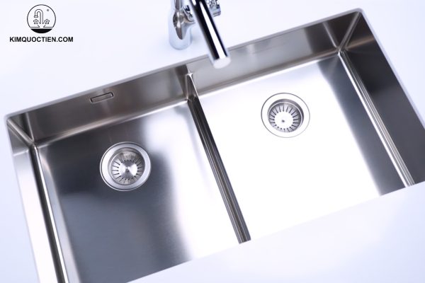 Thiết kế 2 hộc rửa tạo cảm giác rộng rãi, cho phép người dùng thực hiện các thao tác rửa và làm sạch một cách thoải mái