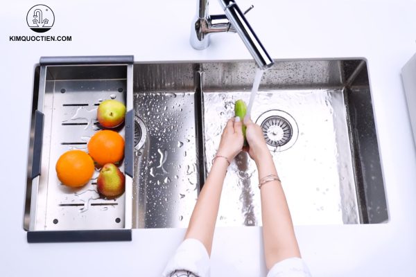 Lòng chậu được thiết kế sâu kết hợp với lỗ thoát lớn giúp người dùng tránh tình trạng bắn nước hoặc tràn nước trong quá trình sử dụng