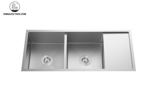 Thiết kế của chậu kết hợp giữa nét truyền thống và sự đổi mới, mang đến một phong cách hoàn hảo cho không gian bếp rộng rãi