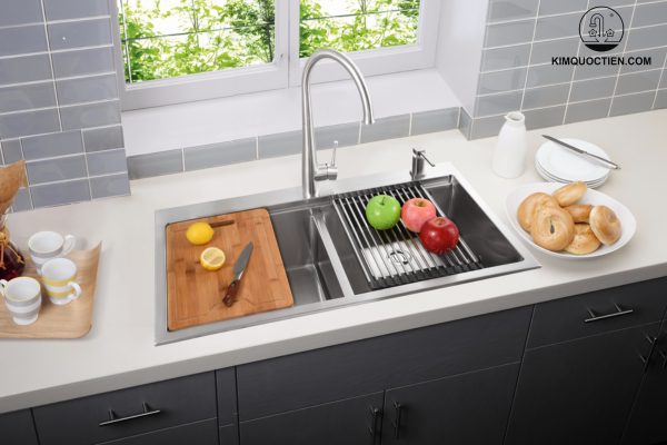 Chậu được tích hợp các phụ kiện bếp đi kèm như thớt tre, rổ và bình đựng nước rửa bát, giúp công việc bếp núc trở nên nhẹ nhàng và đơn giản hơn