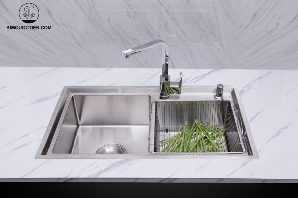 Chậu có thể lắp đặt theo nhiều kiểu khác nhau như lắp dương, lắp âm hoặc bán âm mặt đá, tăng tính linh hoạt trong thiết kế bếp