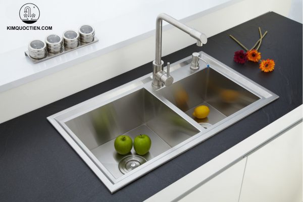 Bề mặt chậu mượt mà, đồng nhất với chất liệu Inox không gỉ dễ dàng vệ sinh và duy trì vẻ thẩm mỹ