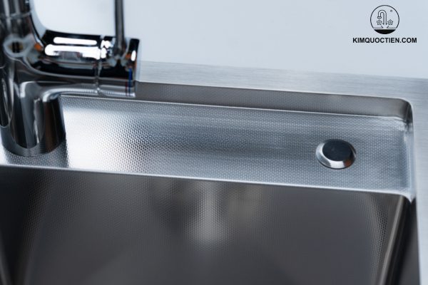 Bề mặt chậu có khả năng chống xước, giúp hạn chế tối đa các vết trầy xước và mài mòn, đồng thời chống bám dính vân tay, giữ cho chậu luôn sạch đẹp.