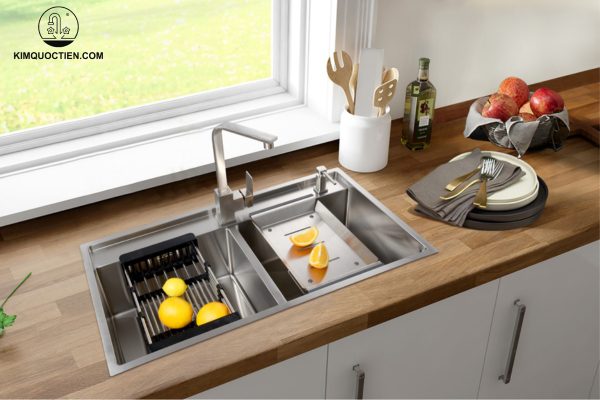 Chậu có thể lắp đặt theo kiểu dương, âm hoặc bán âm mặt đá linh hoạt với các góc lượn bo tròn tinh tế mang đến vẻ sang trọng và hiện đại