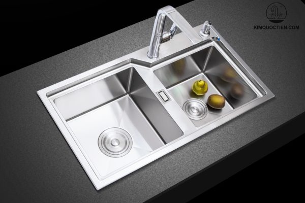 Thiết kế 2 hố lệch giúp bạn dễ dàng thực hiện nhiều công việc sơ chế cùng lúc