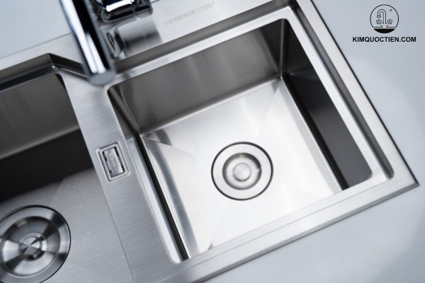 LUMIA NJ512 sử dụng chất liệu inox 304 theo tiêu chuẩn AISI 18/10, không chứa chì, bền màu, chống oxy hóa và an toàn cho người dùng.