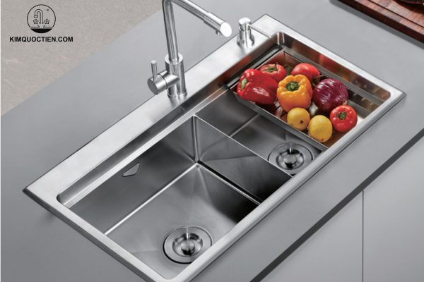 Chậu có thể lắp đặt linh hoạt theo nhiều kiểu như lắp dương trên mặt đá, lắp âm hoặc lắp bán âm, tùy theo thiết kế và sở thích của gia đình