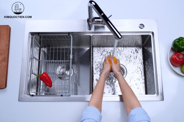 Chậu còn được trang bị tấm chống ồn ở mặt sau giúp giảm thiểu tiếng ồn khi xả nước hay khi có va chạm