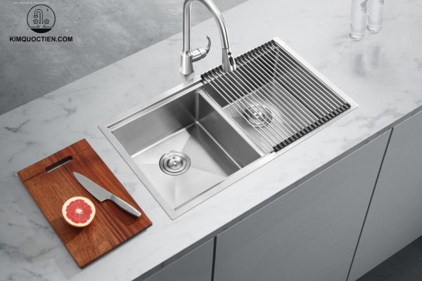 Chậu được thiết kế giật cấp để sử dụng phụ kiện bếp đi kèm, giúp công việc bếp núc trở nên nhẹ nhàng hơn