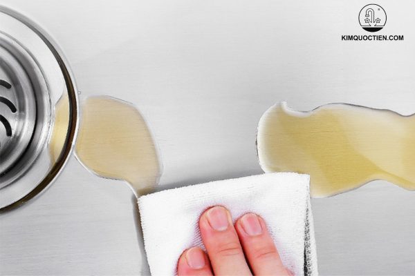 Bề mặt chậu được phủ nano chống bám dính giúp việc vệ sinh trở nên dễ dàng, giữ thiết bị sáng bóng như ban đầu