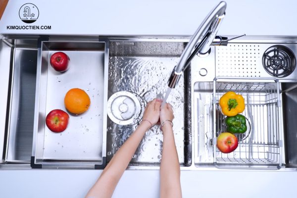 Chậu được tích hợp nhiều phụ kiện bếp đi kèm như thớt gỗ, khay phụ, bình xịt, rổ và thớt inox, giúp công việc bếp núc trở nên nhẹ nhàng và đơn giản hơn