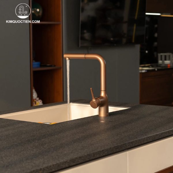 Chiều cao của vòi được thiết kế phù hợp tạo sự thuận tiện cho người sử dụng trong việc thực hiện các hoạt động làm bếp