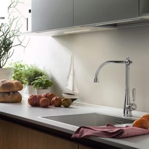 Thiết kế tân cổ điển của vòi mang đến vẻ sang trọng cho không gian bếp