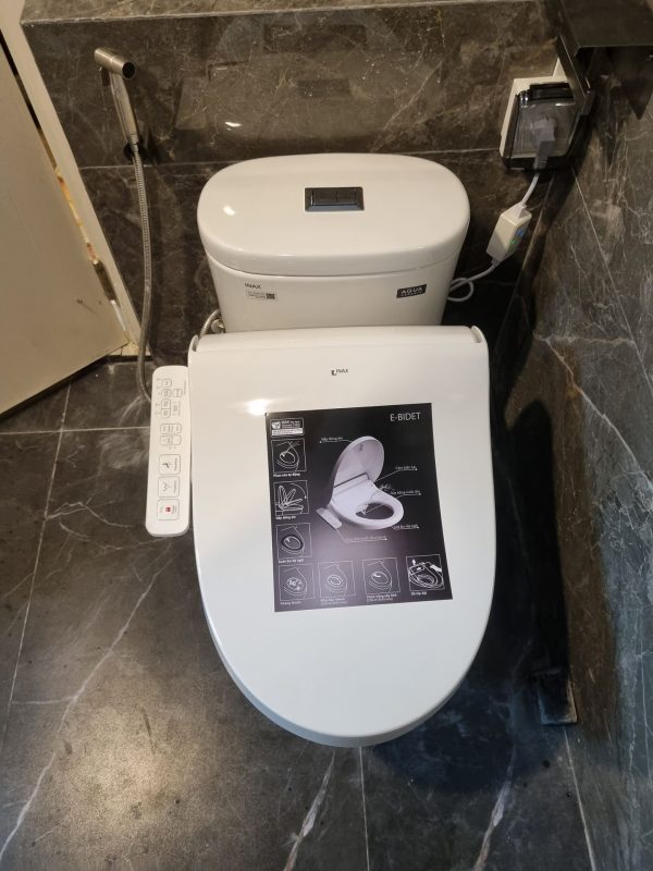 Bồn cầu Inax một khối nắp rửa điện tử AC-959A+CW-H18VN